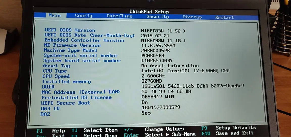 Ekran BIOS Lenovo ThinkPad z wyświetlonymi informacjami o systemie, wersją UEFI, numerami seryjnymi oraz parametrami sprzętowymi
