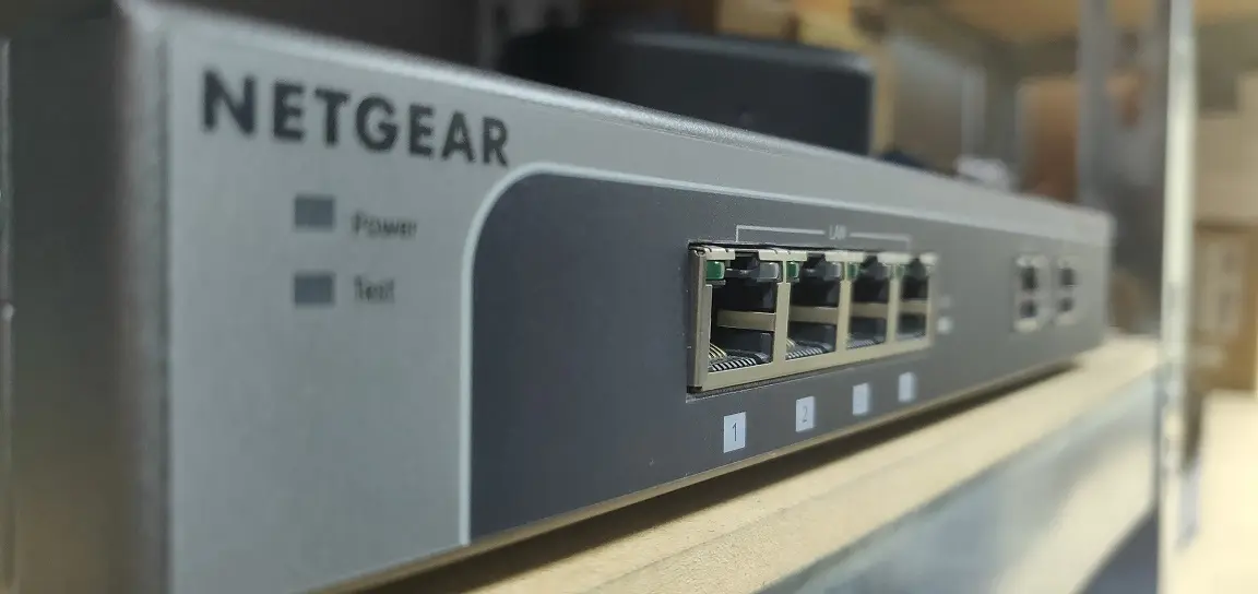 Przedni panel urządzenia sieciowego NETGEAR z diodami Power i Test oraz portami LAN