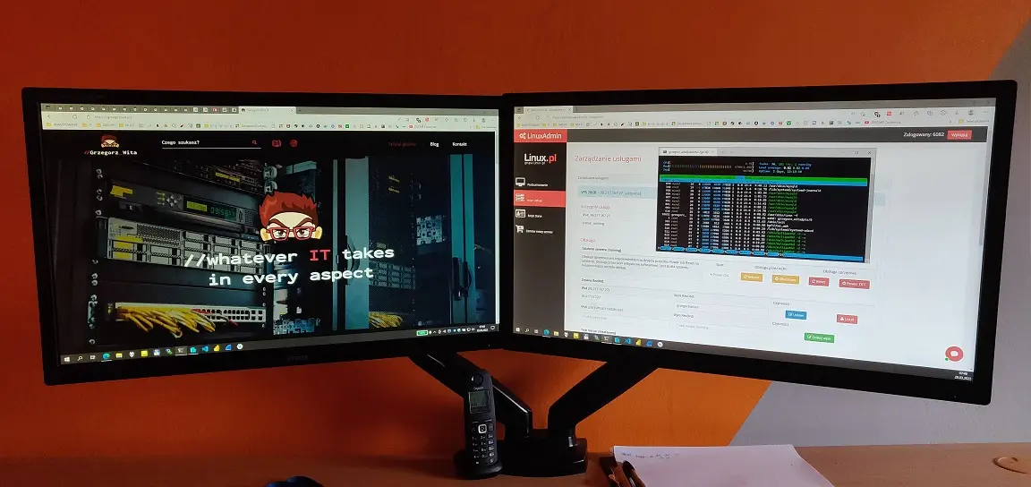Stanowisko komputerowe z dwoma monitorami – strona IT i panel analityczny