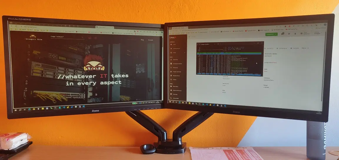 Stanowisko komputerowe z dwoma monitorami – strona IT i panel analityczny