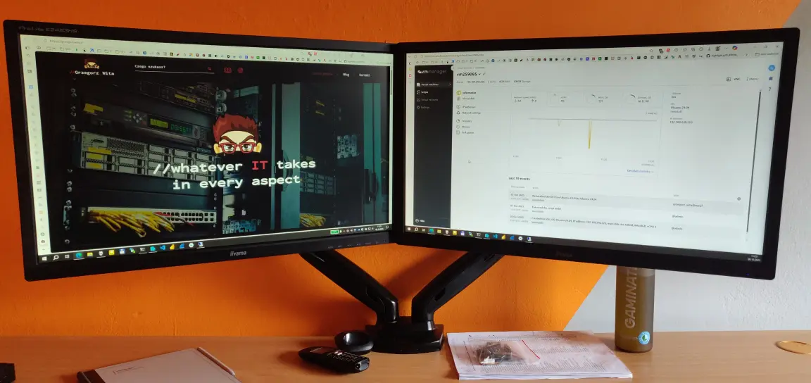 Stanowisko komputerowe z dwoma monitorami – strona IT i panel analityczny